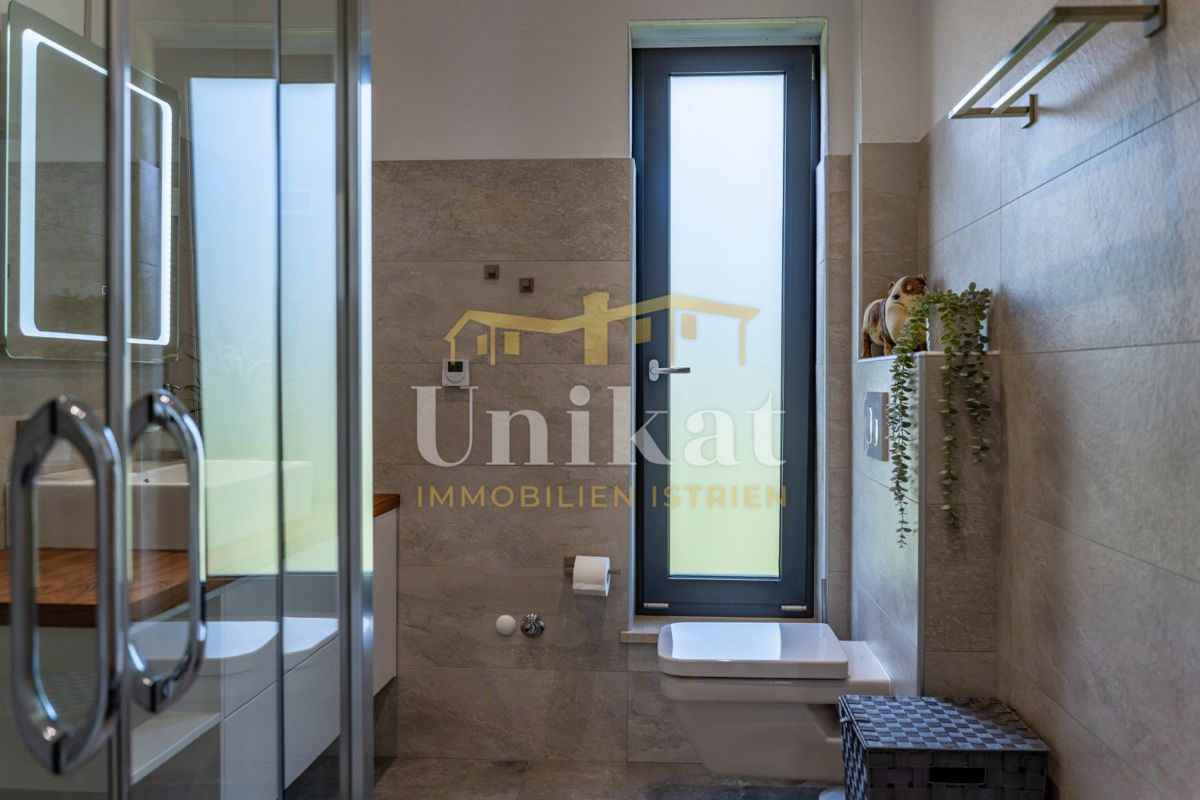 Luksuzna hiša z garažo v kleti - 3 km do morja